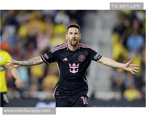 足球巨星罕见造型亮相身穿酷炫皮衣尽显型男魅力引球迷热议